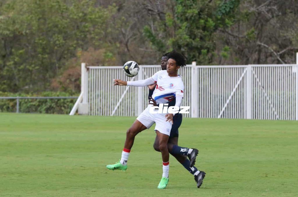 Olimpia doblega a Motagua, futbolista llega resguardado y la bella chica que engalanó el clásico