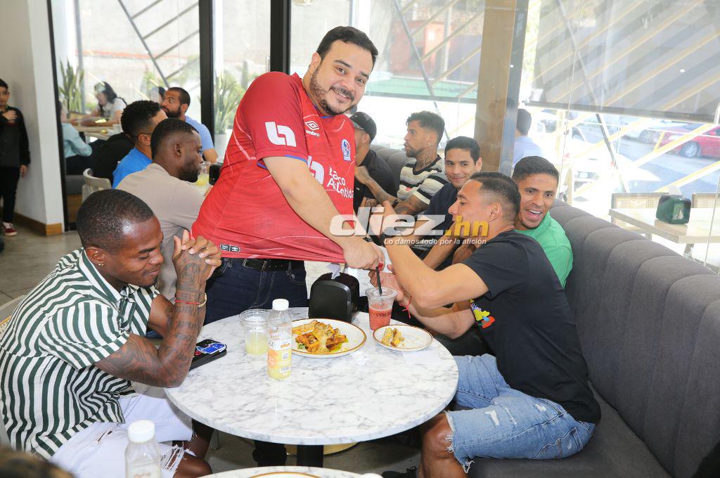 ¡Celebración de Campeón! Pedro Troglio y jugadores del Olimpia disfrutaron tras la conquista de la Copa invicta de Apertura