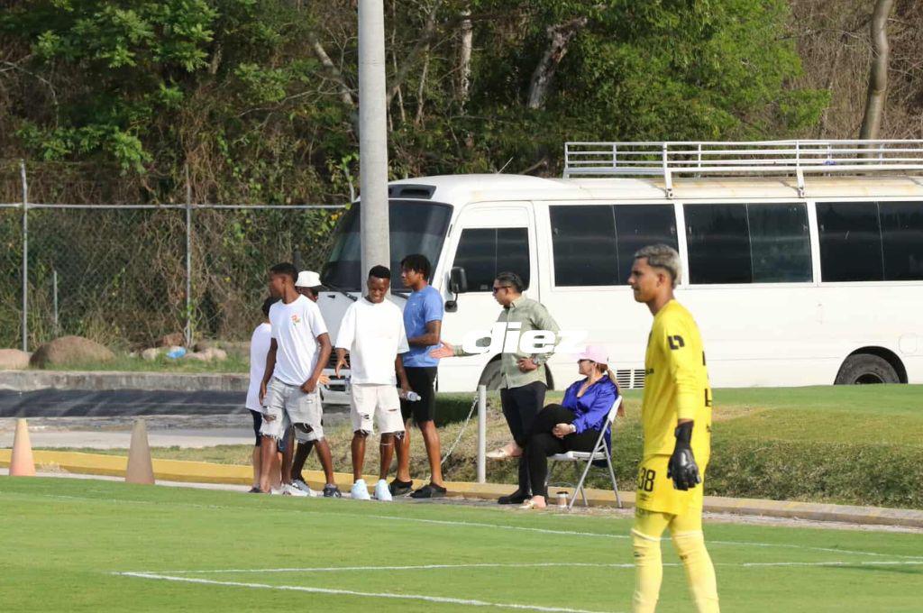 Olimpia doblega a Motagua, futbolista llega resguardado y la bella chica que engalanó el clásico