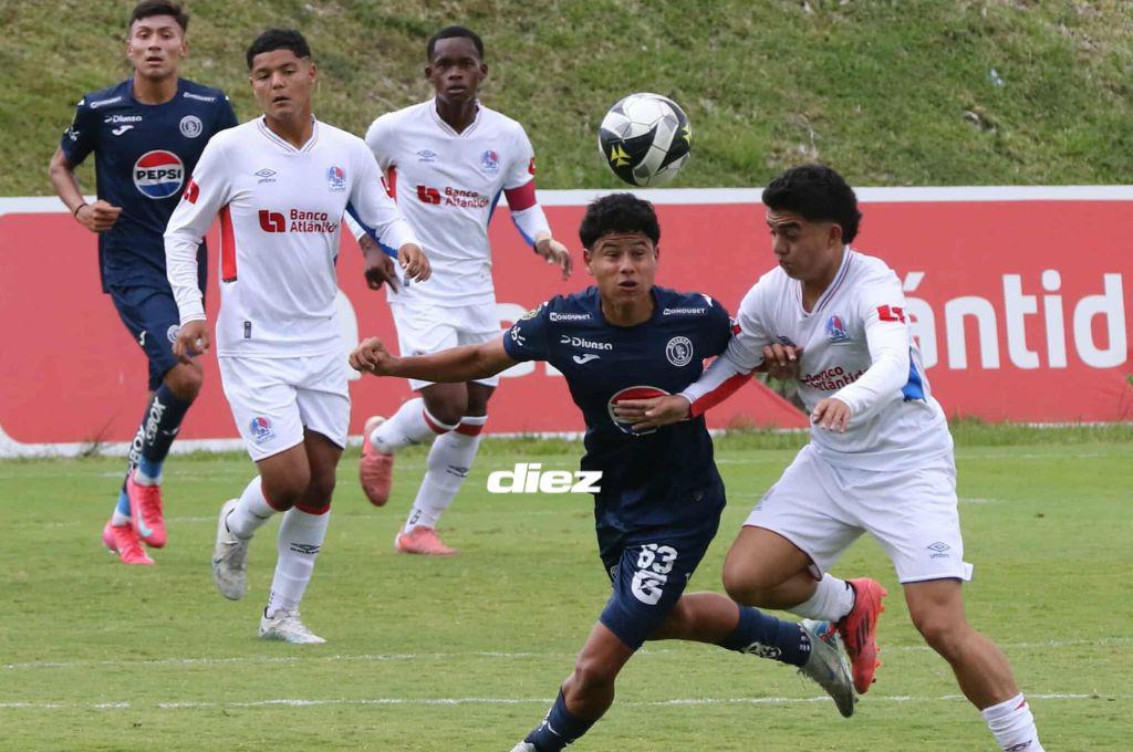 Olimpia doblega a Motagua, futbolista llega resguardado y la bella chica que engalanó el clásico