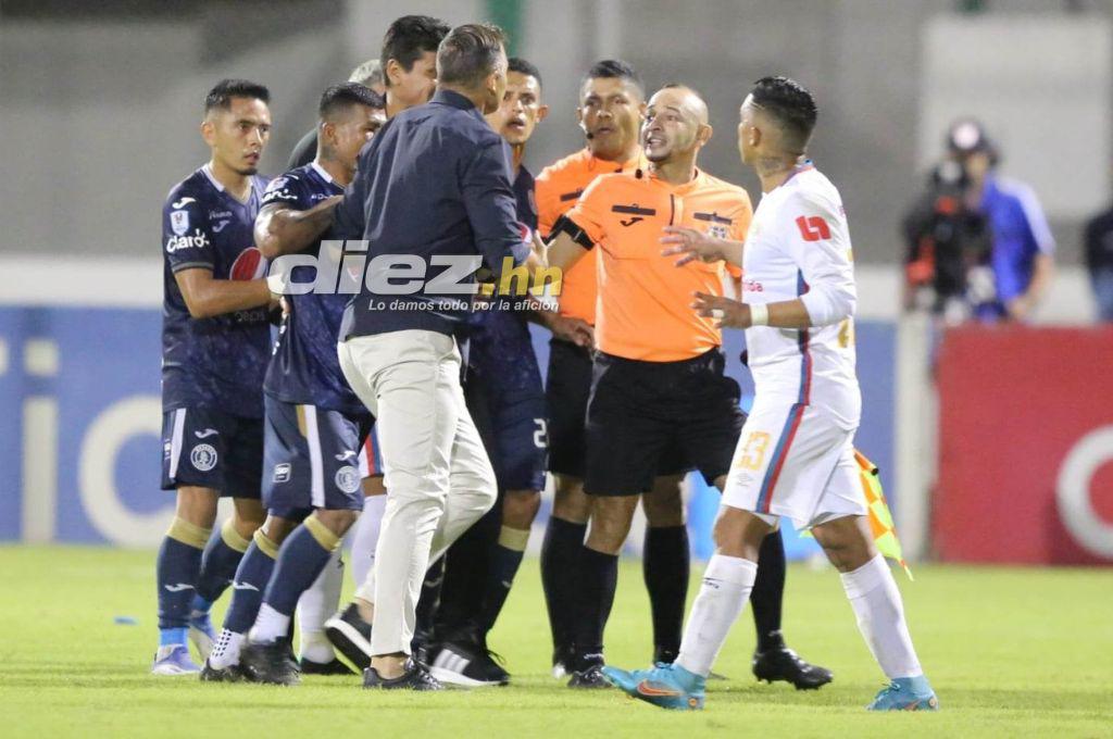 Fotos: La “Tota” Medina fue a encarar al árbitro, aficionados lanzan de todo y ¿dónde terminó viendo el juego el DT de Motagua?