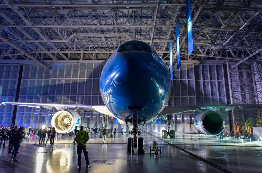 Argentina presentó el avión que llevará a la albiceleste, su familia e hinchas al Mundial de Qatar 2022.