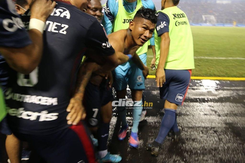 NO SE VIO EN TV: Los enfados de Héctor Vargas, dedicatoria de Moreira y el aficionado de la caguama en la fiesta de Motagua en la final