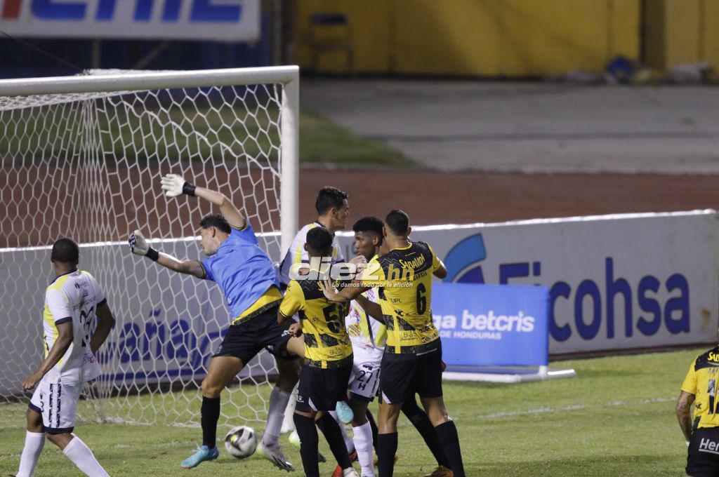 Jhow Benavídez de portero, la roja a “Buba” López y bronca entre jugadores de Real España y Génesis