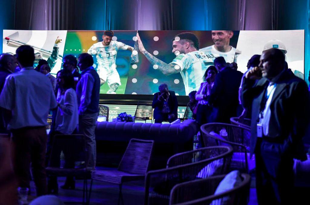 Argentina presentó el avión que llevará a la albiceleste, su familia e hinchas al Mundial de Qatar 2022.