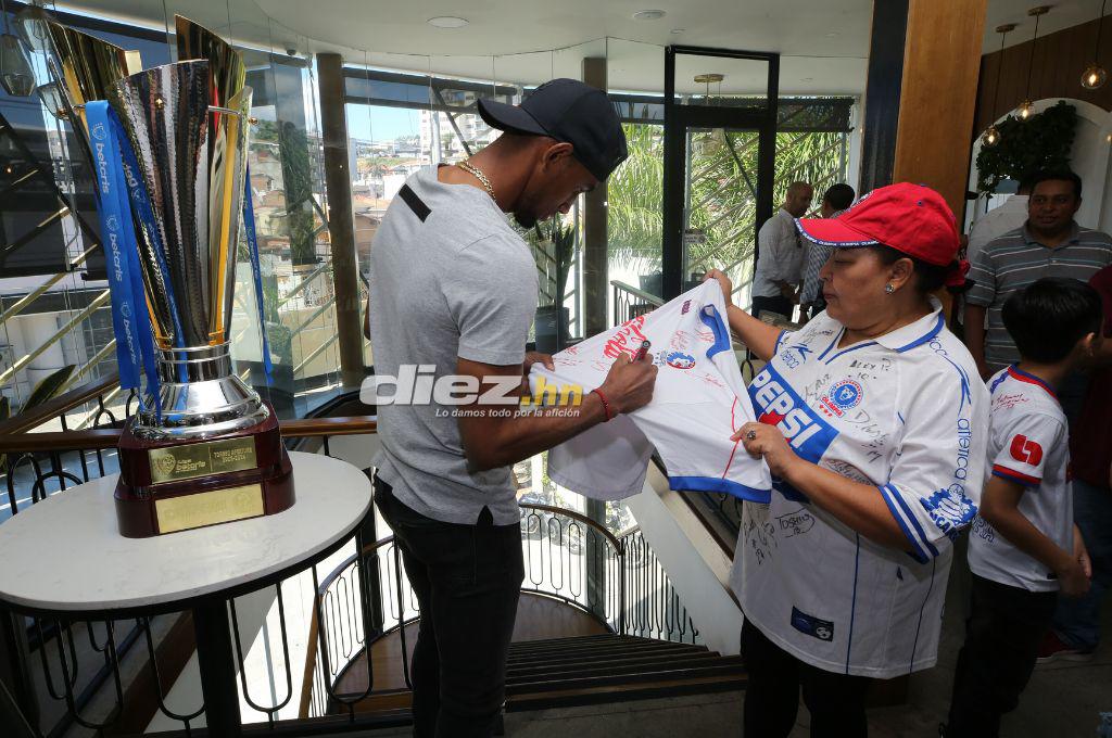 ¡Celebración de Campeón! Pedro Troglio y jugadores del Olimpia disfrutaron tras la conquista de la Copa invicta de Apertura