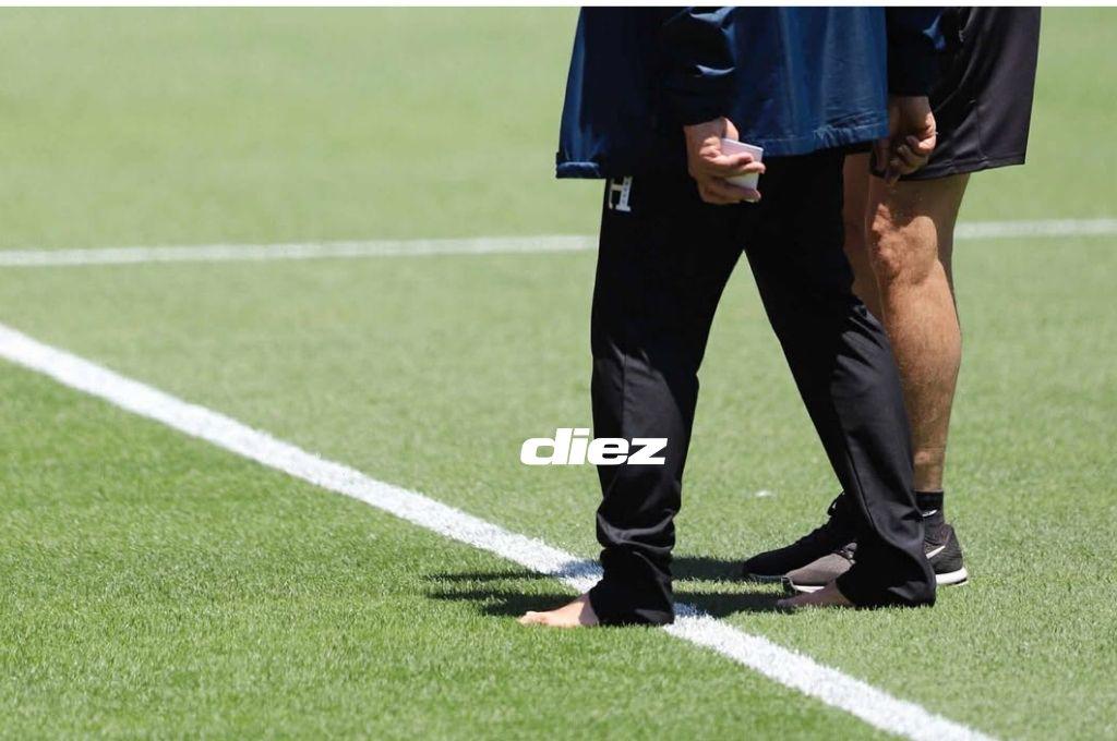 Rueda sorprende y se pasea descalzo por el césped del Live’s Stadium al estilo de Luis Enrique previo al duelo contra México