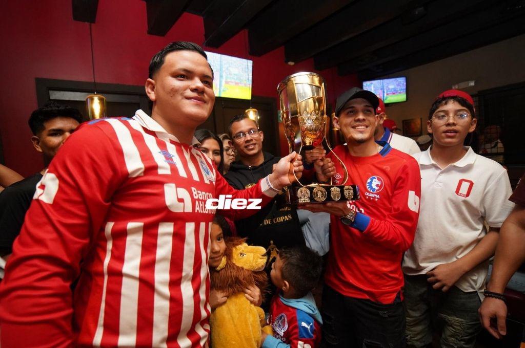¡Abrazo de campeón y la figura presente! Así fue la celebración íntima de la directiva y jugadores tras la conquista de la copa 40