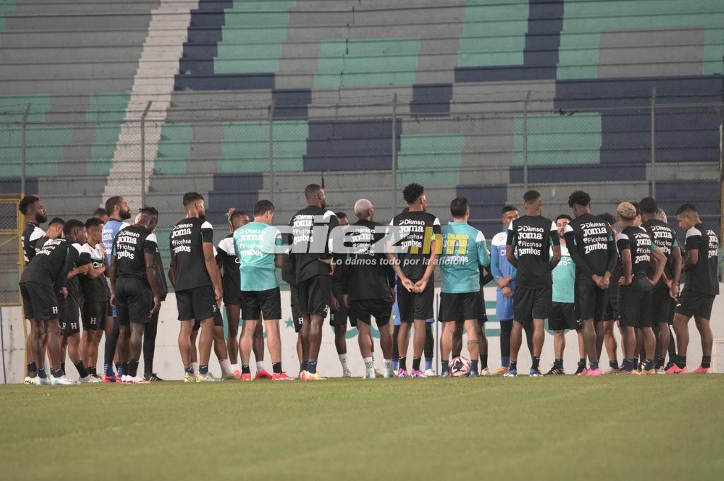 Las primeras imágenes de Yustin Arboleda con la camisa de la Selección de Honduras y un invitado especial en el entreno