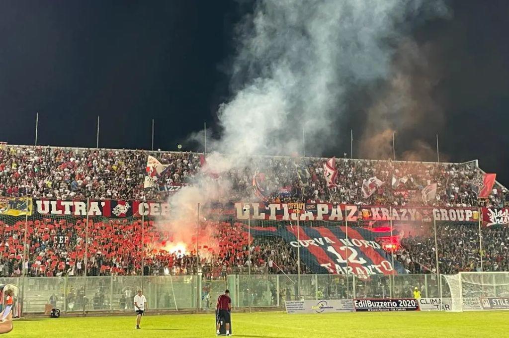No aguantan perder: hinchas de equipo italiano incendian el estadio del rival tras caer en el CLÁSICO; tiraron piedras a los bomberos