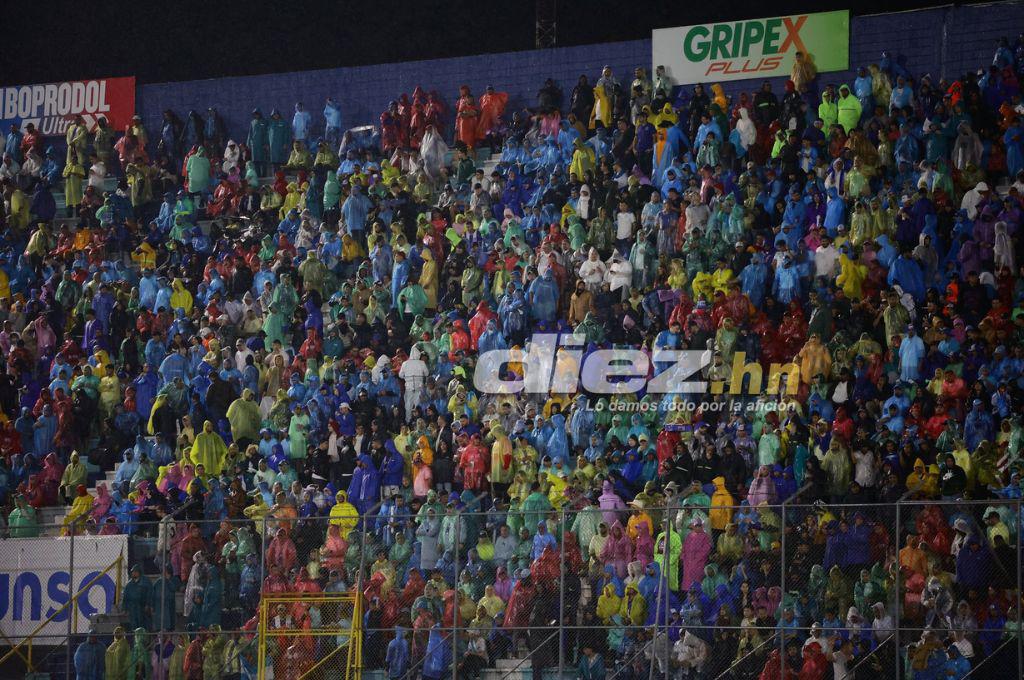 ¡Espectacular! Llenazo en el estadio Morazán por el Honduras-México pese a la lluvia y Rambo de León, presente