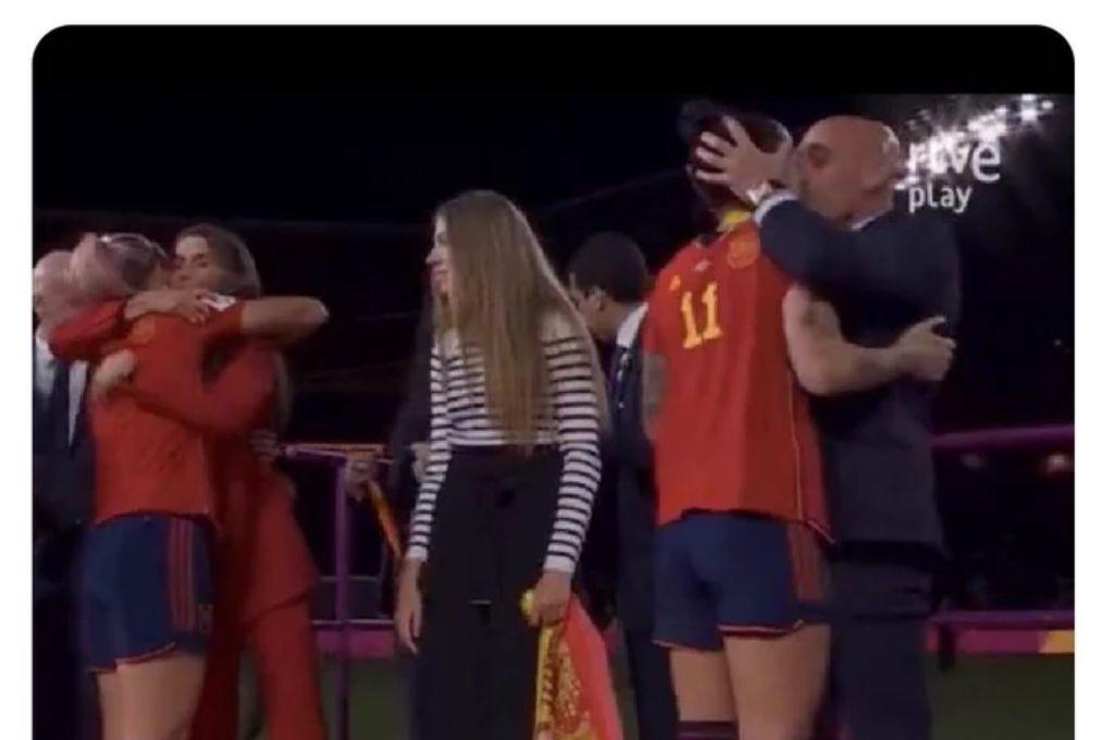 Luis Rubiales cometió “agresión sexual” en festejos de España: el beso con una jugadora y su polémica celebración a la par de la reina