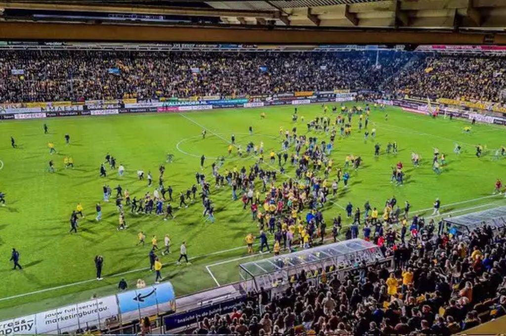 La burla del país: Invadieron el campo para celebrar el ascenso de su club, pero la fiesta se acabó por un hecho inesperado