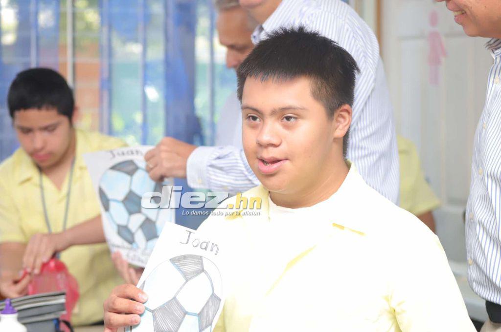 Reinaldo Rueda y directivos de la Federación de Honduras vivieron momentos especiales con niños del Instituto Juana Leclerc