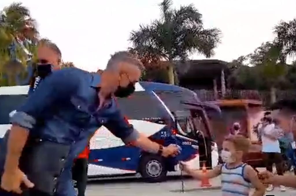 Bonito ambiente en El Progreso: Olimpia llega al estadio Micheletti y reciben con flores a Lavallén y Eddie Hernández