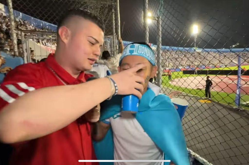 ¡Besó el escudo! Shin Fujiyama estalló de la locura en el triunfo de Honduras vs México: el mensaje a Choco y ¿le gustó la cerveza?