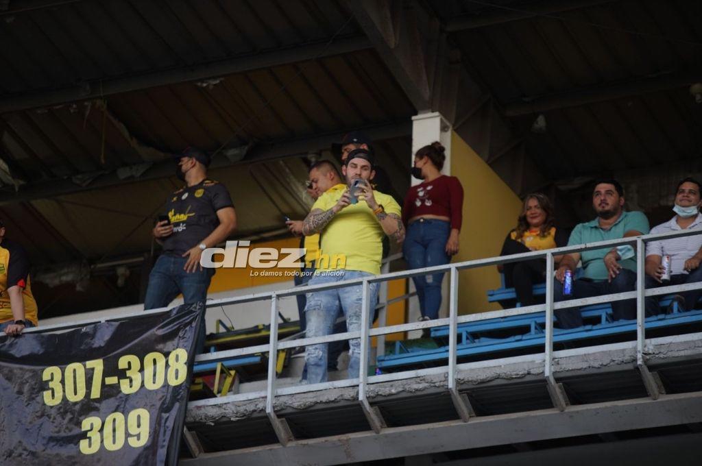 El ambiente en el interior del estadio Morazán: Pintado de amarillo y negro, pero también de blanco