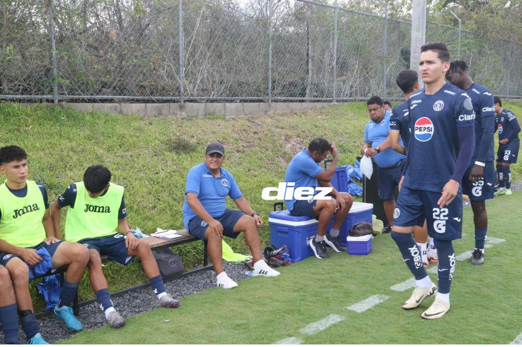 Olimpia doblega a Motagua, futbolista llega resguardado y la bella chica que engalanó el clásico