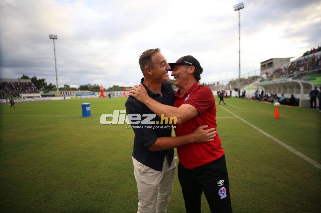 Fotos: La “Tota” Medina fue a encarar al árbitro, aficionados lanzan de todo y ¿dónde terminó viendo el juego el DT de Motagua?
