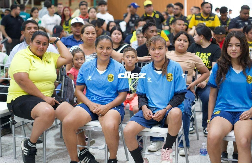 ¡Rodeado de sus leyendas! Real España presentó su nueva indumentaria y celebró a lo grande su aniversario con su afición