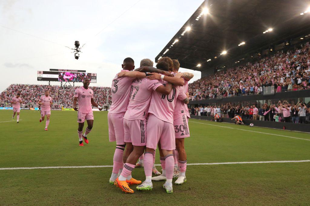La nueva y épica celebración de Messi, el gran gesto de Leo con un niño, el fanático descalzo; y ¿con quién estuvo acompañada Antonella?
