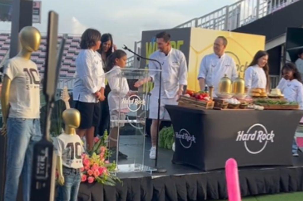 Vestido de cocinero y hasta presentó el menú: Messi sorprende con su nueva faceta de chef en Inter de Miami y los niños no lo podían creer