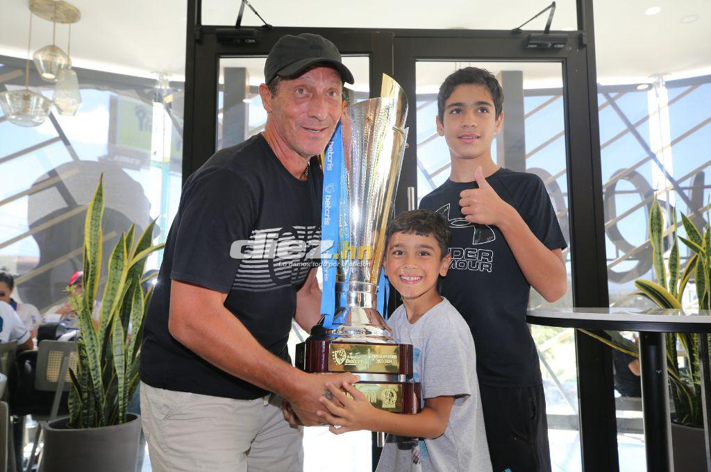 ¡Celebración de Campeón! Pedro Troglio y jugadores del Olimpia disfrutaron tras la conquista de la Copa invicta de Apertura