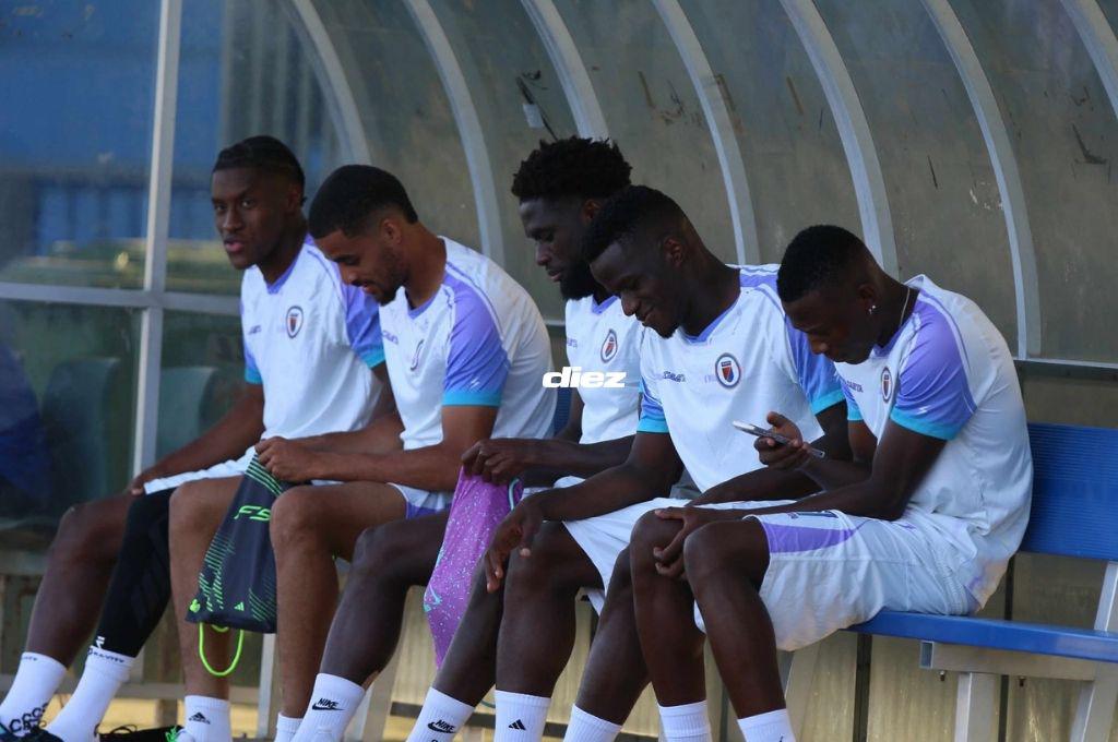 Engramillado, temperatura y rodeado de sus figuras: el entreno de Haití en el estadio Ergilio Hato de Curazao