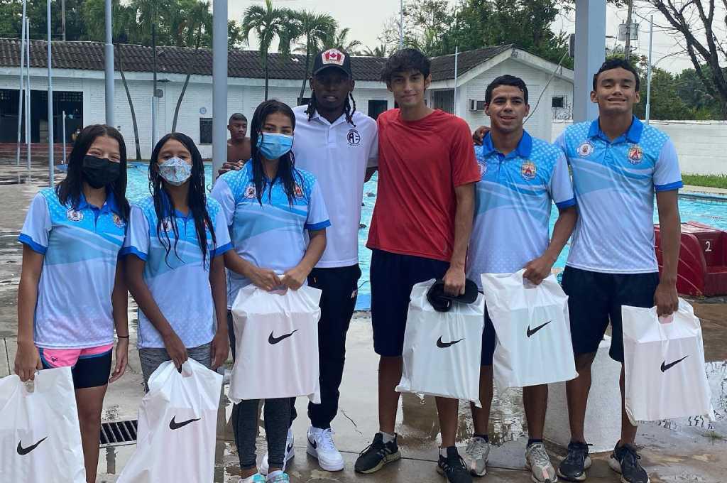 Alberth Elis le obsequia zapatillas deportivas a los atletas que participarán en el CCCAN 2022