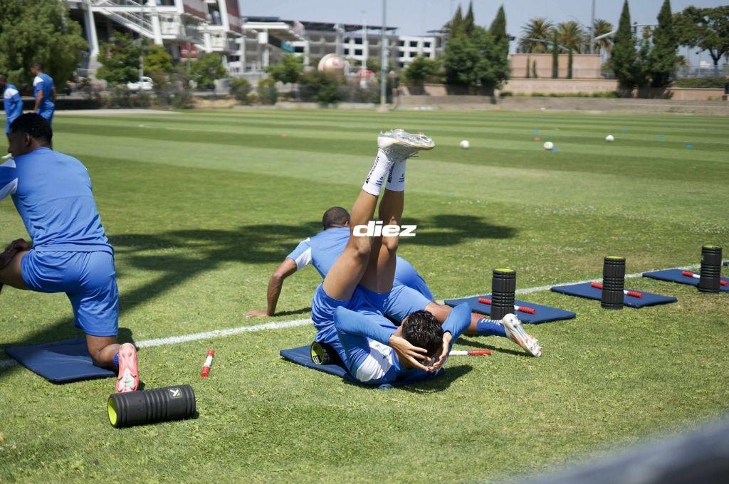 Selección de Honduras recibe visita de lujo, sonrisas y Rueda define su 11 titular; así fue el último entreno previo a enfrentar a México