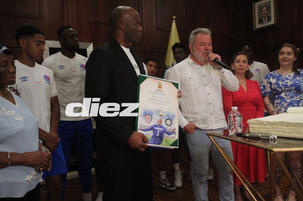 Así fue el homenaje a David Suazo en San Pedro Sula: firma de un libro histórico y llegaron los jugadores del Olimpia