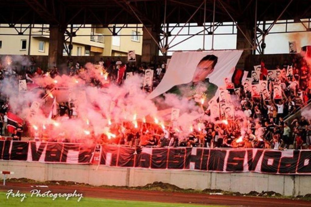 Locura en liga de Europa: Presidente del club despide al entrenador y a toda la plantilla a mitad de temporada