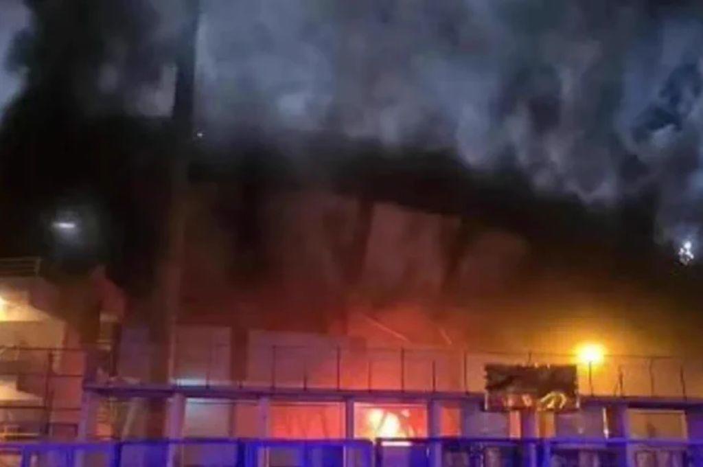 No aguantan perder: hinchas de equipo italiano incendian el estadio del rival tras caer en el CLÁSICO; tiraron piedras a los bomberos