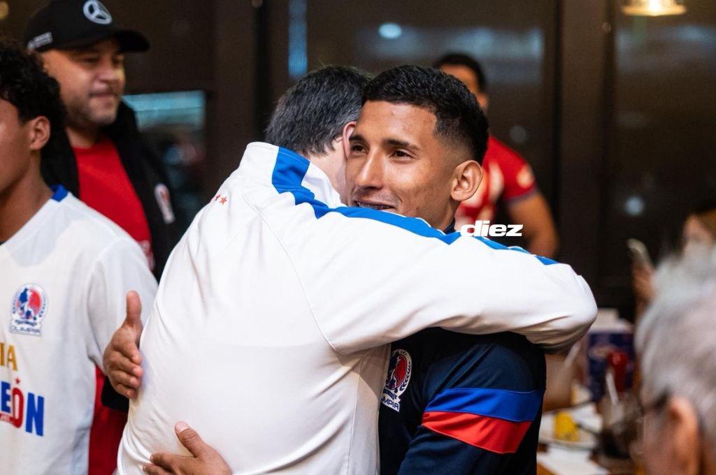 ¡Abrazo de campeón y la figura presente! Así fue la celebración íntima de la directiva y jugadores tras la conquista de la copa 40