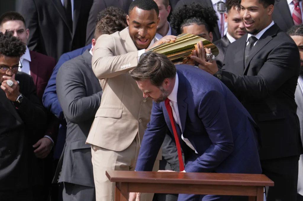 Vicepresidente de Estados Unidos rompe el trofeo del campeón del fútbol Américano en la Casa Blanca