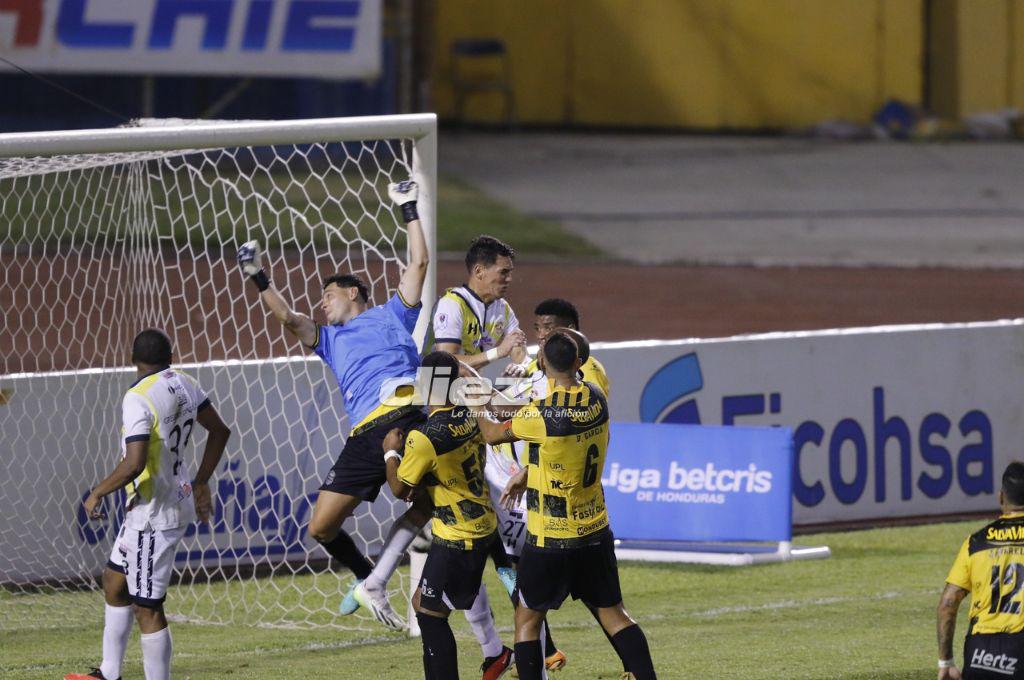Jhow Benavídez de portero, la roja a “Buba” López y bronca entre jugadores de Real España y Génesis