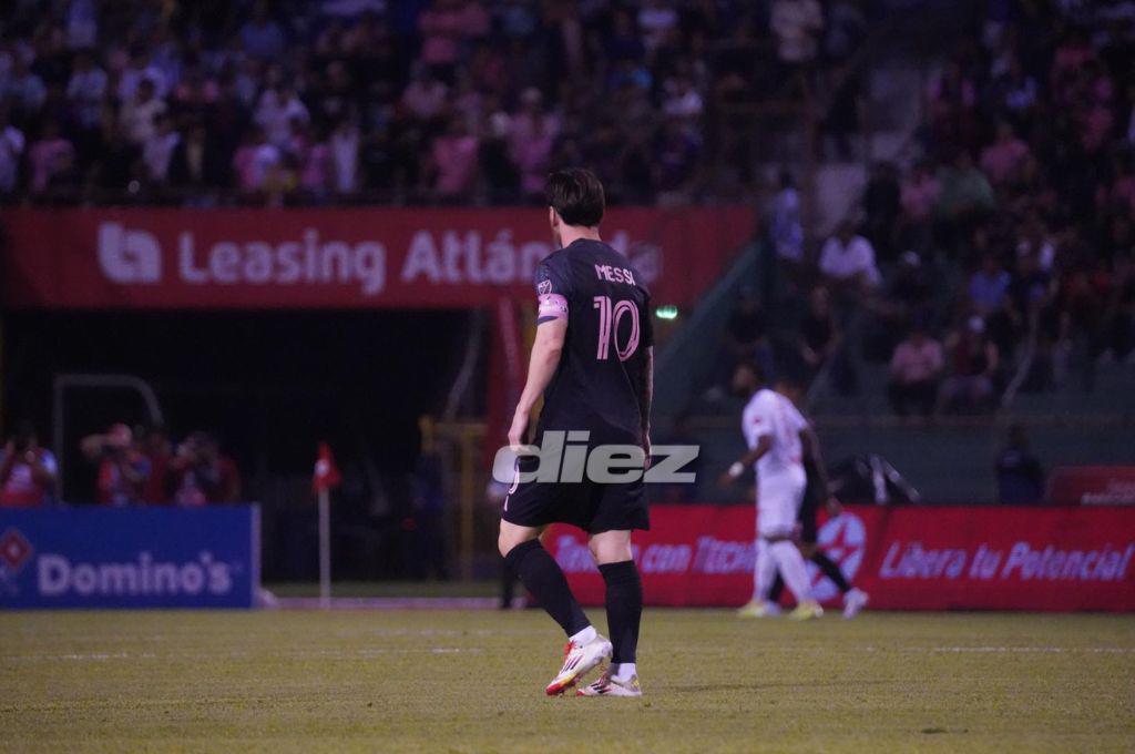 Messi anotó e hizo magia en el Olímpico: el gran gesto del argentino y los jugadores del Olimpia que ‘insistieron’ por su camisa