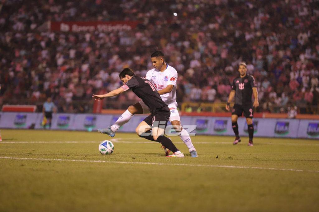 Messi anotó e hizo magia en el Olímpico: el gran gesto del argentino y los jugadores del Olimpia que ‘insistieron’ por su camisa