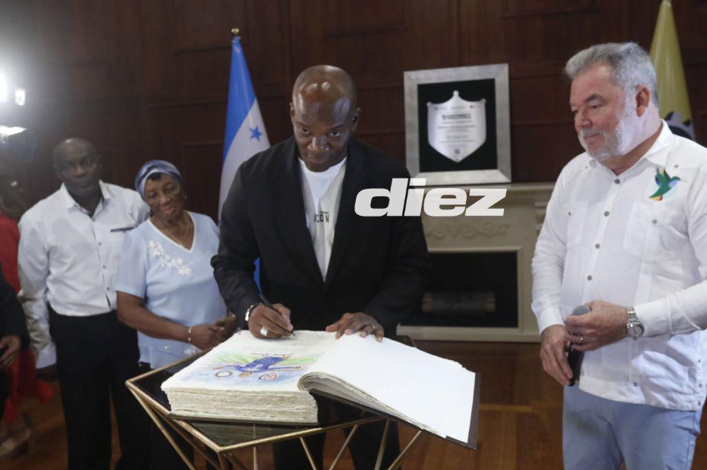 Así fue el homenaje a David Suazo en San Pedro Sula: firma de un libro histórico y llegaron los jugadores del Olimpia