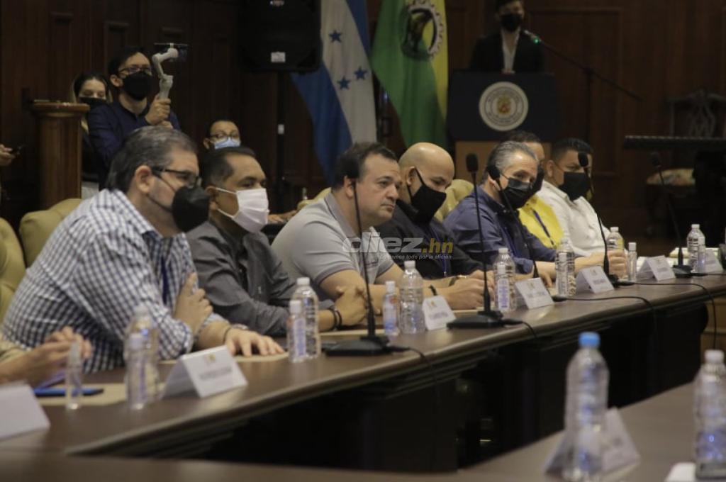 Presidentes del Real España y Marathón como pocas veces visto, el sorpresivo invitado y la confensión del alcalde