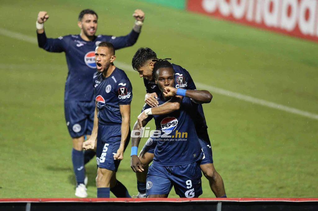 Polémico festejo de Yeison y su beso con una periodista; la fila de novias de los jugadores del Motagua y ¿hay nuevo pistolero?