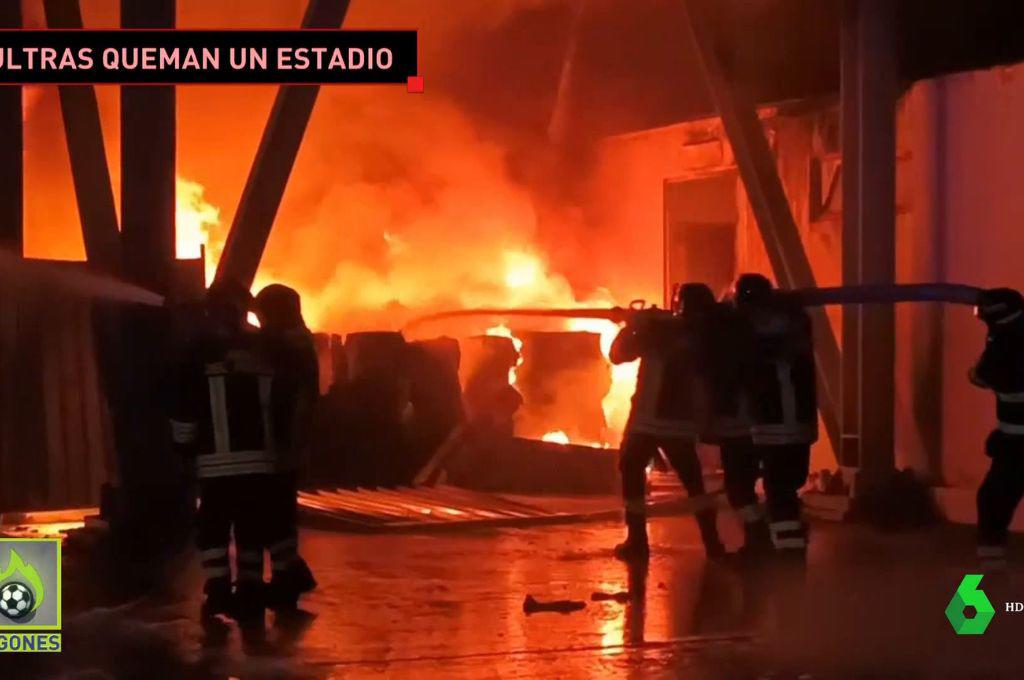 No aguantan perder: hinchas de equipo italiano incendian el estadio del rival tras caer en el CLÁSICO; tiraron piedras a los bomberos