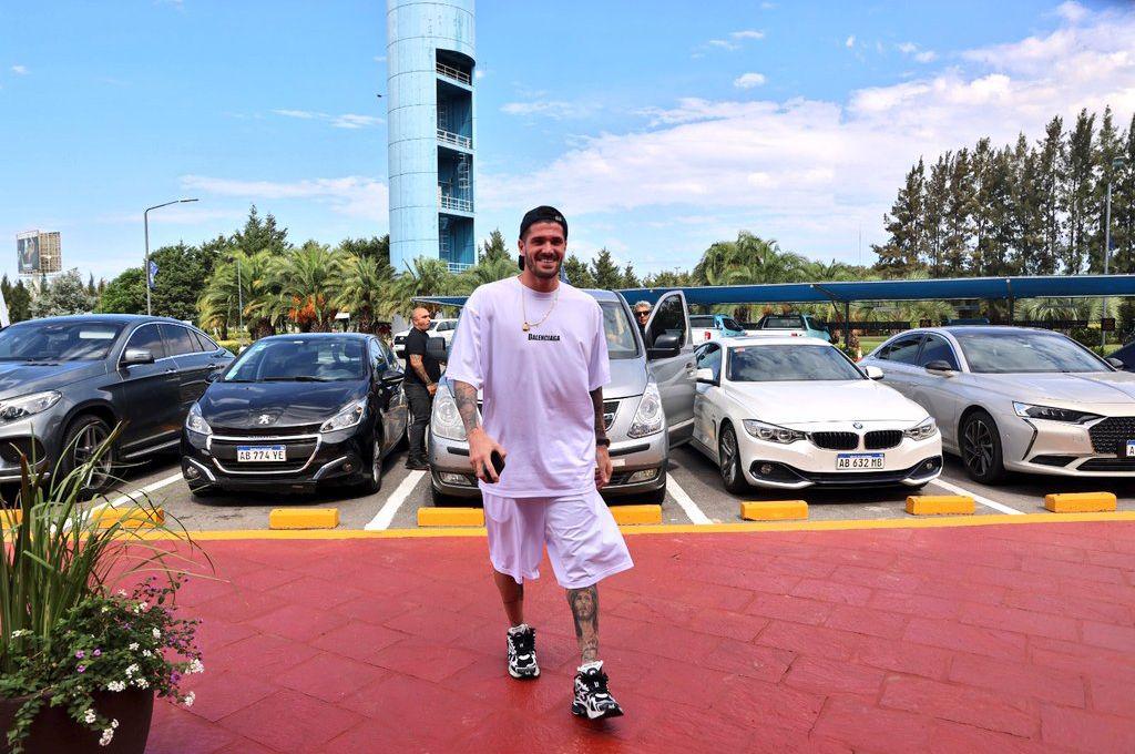 Leo Messi y sus ‘muchachos’ ya están en Argentina: El increíble mural y trapo para la ‘Pulga’ y la nueva camisa de la Albiceleste