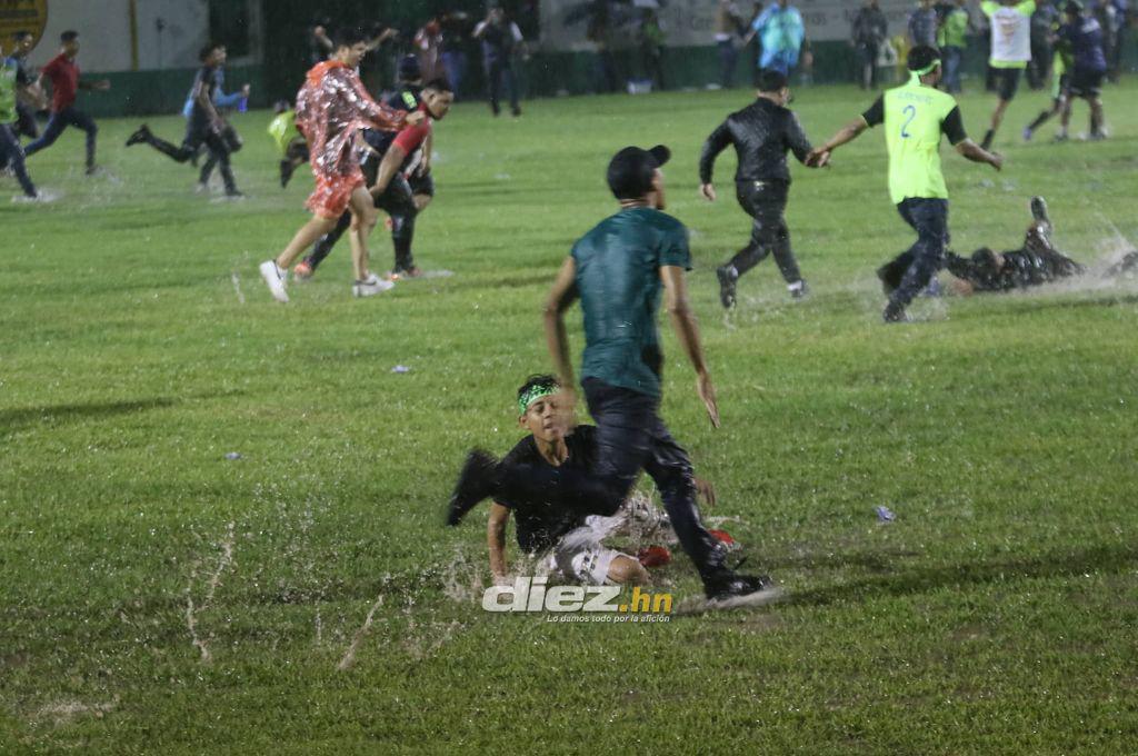 ¡Locura total! Invasión de aficionados y tristeza de Lone: Así celebró el ascenso a Liga Nacional el Olancho FC