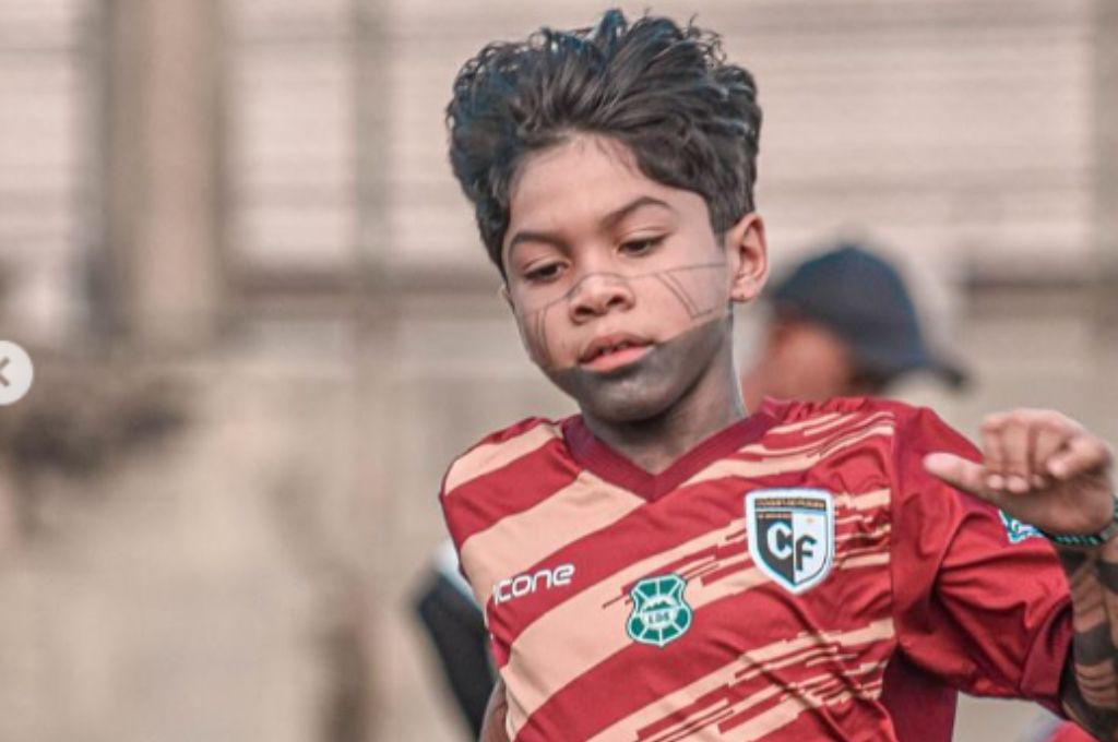 A sus 10 años se 'tatuó' todo su cuerpo: la razón por la que joven futbolista se vuelve viral en las redes: Son voces ancestrales...
