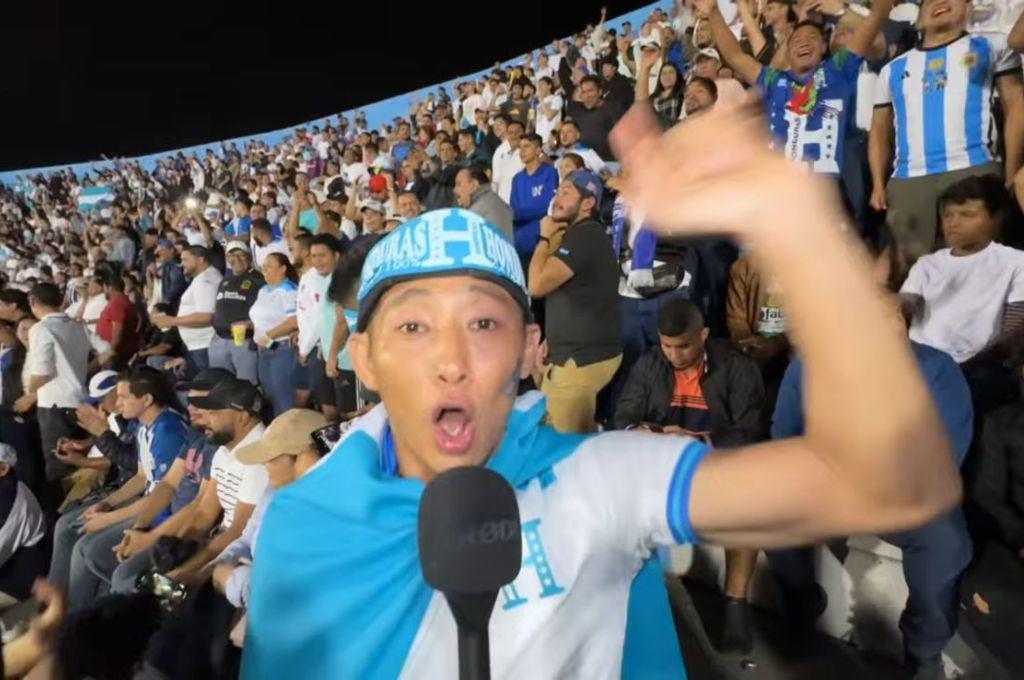 ¡Besó el escudo! Shin Fujiyama estalló de la locura en el triunfo de Honduras vs México: el mensaje a Choco y ¿le gustó la cerveza?