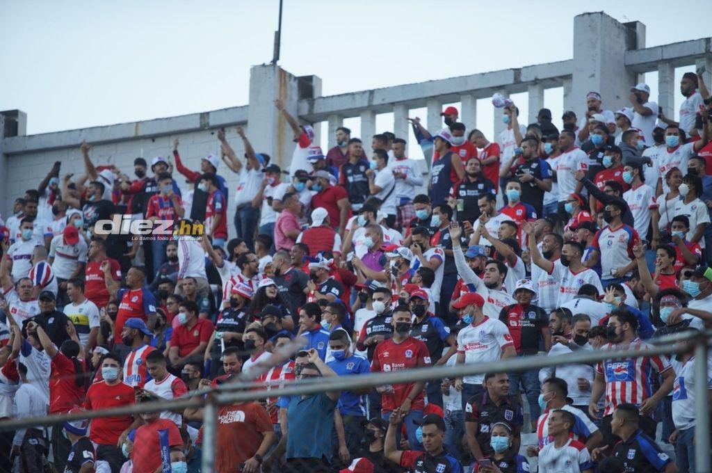 El ambiente en el interior del estadio Morazán: Pintado de amarillo y negro, pero también de blanco