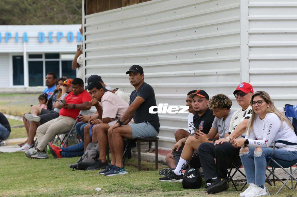 Olimpia doblega a Motagua, futbolista llega resguardado y la bella chica que engalanó el clásico
