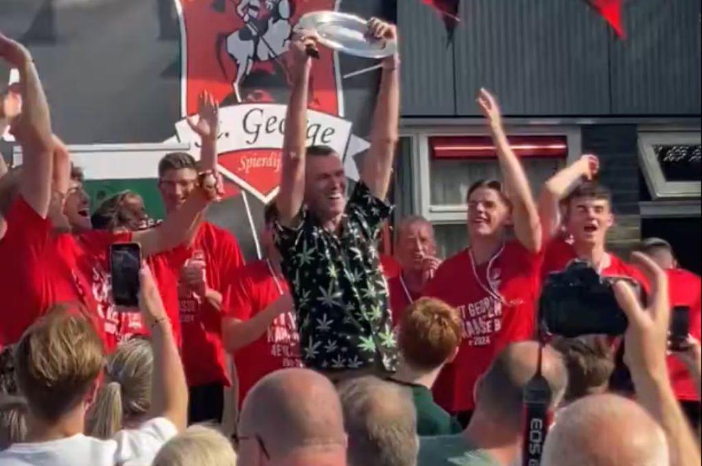 Hizo 4 expulsiones, añadió 15 minutos y celebró el título con el campeón: ¿Cuál fue el ‘premio’ que se llevó el árbitro?