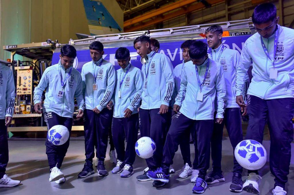 Argentina presentó el avión que llevará a la albiceleste, su familia e hinchas al Mundial de Qatar 2022.